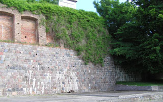 Prüfung der Standsicherheit einer Schwergewichts-Stützmauer in Sassnitz